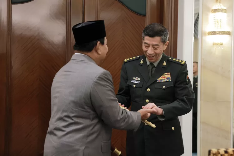 Menteri Pertahanan Prabowo Subianto melakukan pertemuan bilateral dengan Menteri Pertahanan China Li Shangfu, di Shangri-La Hotel, Singapura, Minggu (04/06/2023). Foto: Puspen TNI