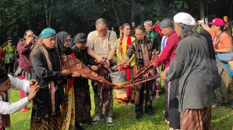 Pada rangkaian acara kirab Sedekah Hutan, Bakul Budaya dan Makara Art Center, juga melibatkan puluhan seniman tradisi Sunda dari Garut di bawah pimpinan Abah Asep Santana, untuk bersama-sama melakukan ritual penanaman pohon.