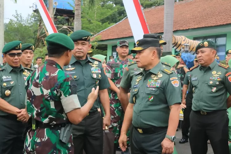 PANTAU : Pangkostrad saat mendampingi Kasad Kunjungi Yonif Raider 323/BP Divif 1 Kostrad. PENKOSTRADFORRADARDEPOK