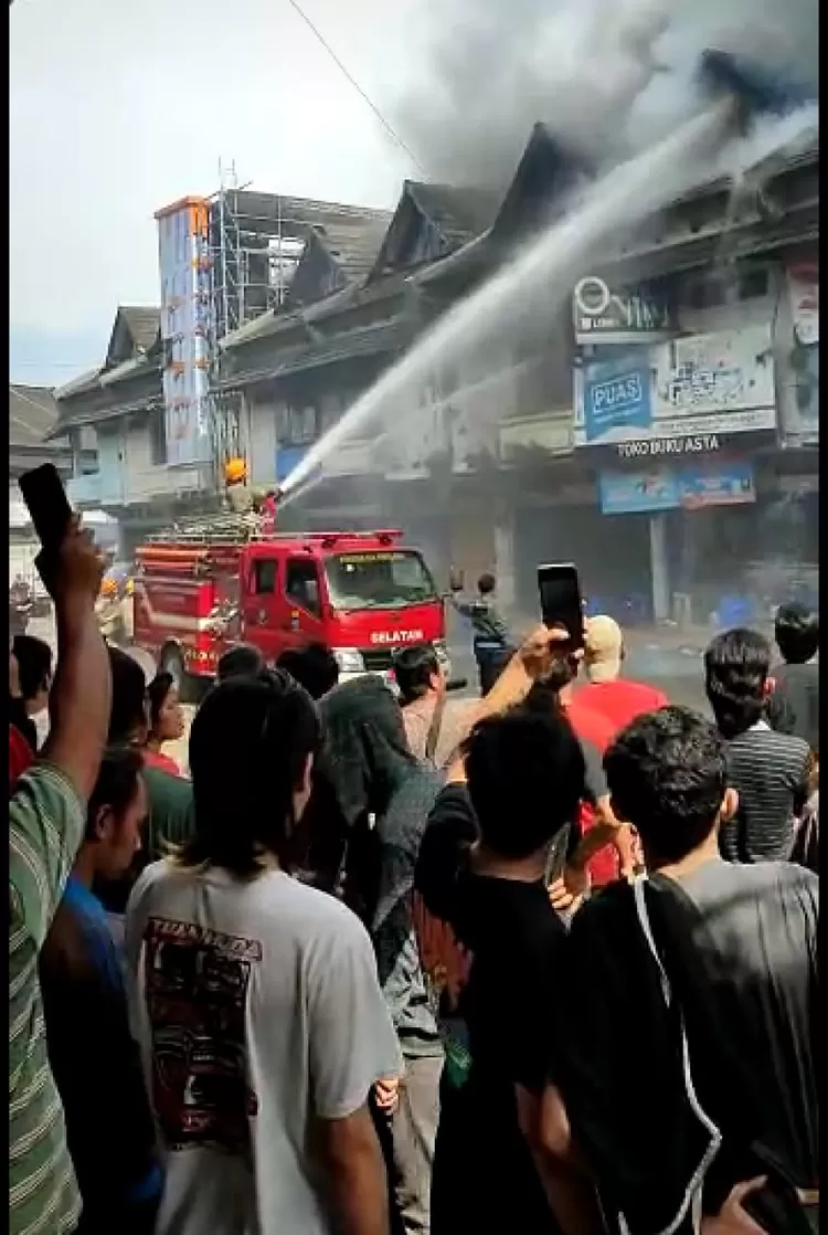Kebakaran terjadi di Pasar Induk Caringin di Kelurahan, Kecamatan Babakan Ciparay, Kota Bandung, Rabu siang (7/6/2023) 