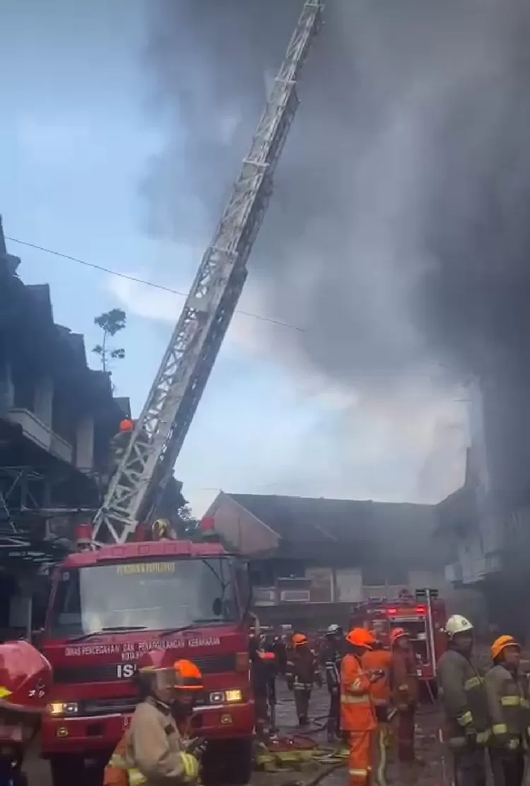 Kebakaran di Pasar Caringin di Jalan  Soekarno Hatta No. 220, Bandung, Rabu siang (6/7/2023), mengakibatkan 1 orang tewas.