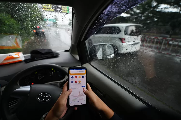 Seorang nasabah menunjukkan aplikasi BTN Mobile di Jakarta, Selasa, 6 Juni 2023. Sejak awal tahun 2023 hingga 30 April 2023 akumulasi transaksi BTN Mobile mencapai lebih dari Rp 6,8 triliun.