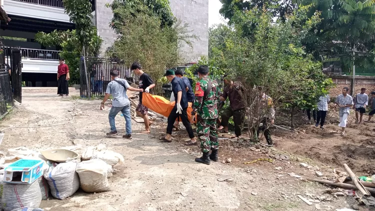 Petugas mengevakuasi AS, santri Pondok Pesantren Ummul Quro.
