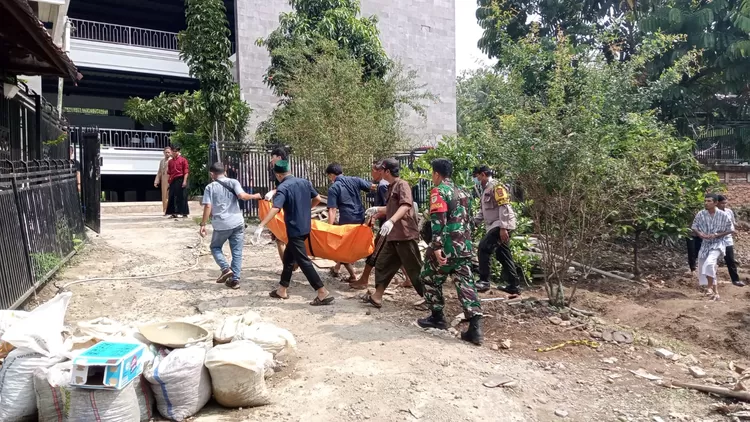 Petugas membawa AS, santri Pondok Pesantren Ummul Quro.