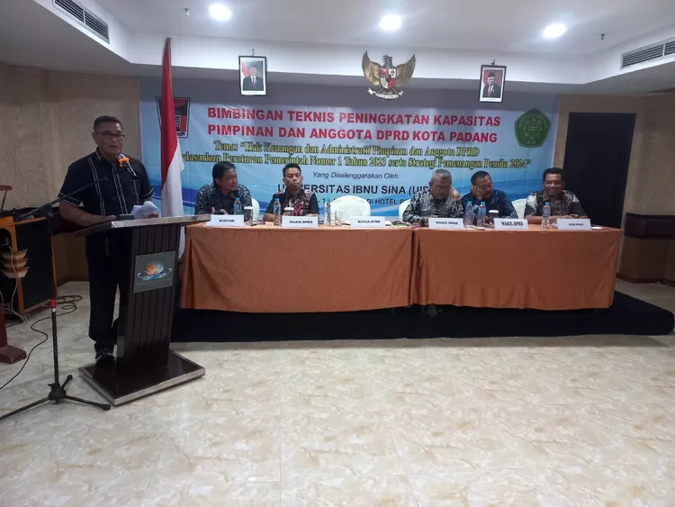 Ketua DPRD Kota Padang Syafrial Kani memberikan pemaparan saat bimtek