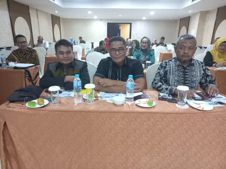 Pimpinan DPRD Kota Padang saat kegiatan bimtek