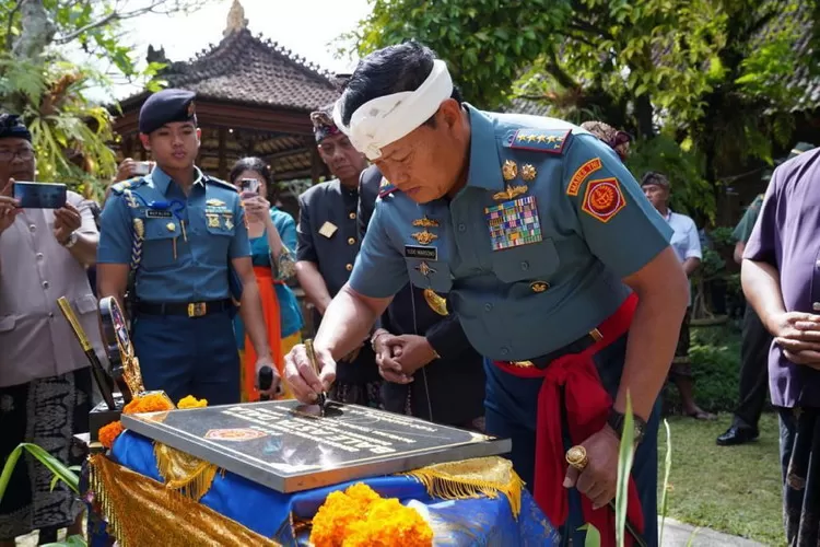 Panglima TNI Laksamana TNI Yudo Margono menandatangani prasasti dan meresmikan Bale Asta Dala yang berada di dalam Puri Ageng Blahbatuh, Gianyar, Bali, Kamis (8/6/2023). (Foto: Puspen TNI) 