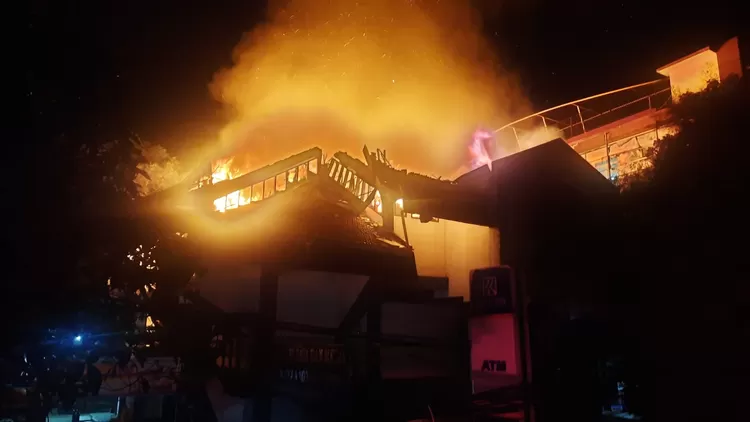 Kebakaran menghanguskan gedung pertunjukan Dewi Asri di Kampus ISBI Bandung di Jalan Buahbatu, Cijagra, Selasa dini hari WIB (13/6/2023).