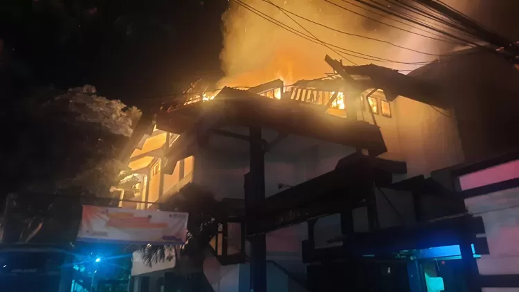 Kebakaran menghanguskan gedung pertunjukan Dewi Asri di Kampus ISBI Bandung di Jalan Buahbatu, Cijagra, Selasa dini hari WIB (13/6/2023).