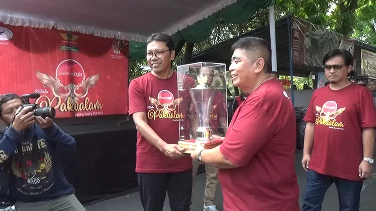 penyerahan trophy piala Pakualam dari Kepala Dinas Pariwisata DIY Singgih Raharjo kepada Ketua Umum PBI Pusat Bagya Rahmadi