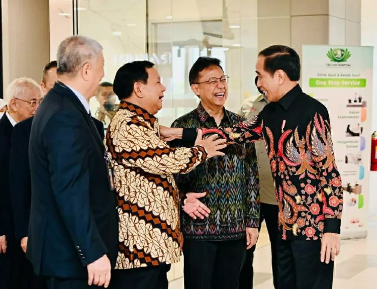 Menhan Prabowo Subianto mendampingi Presiden RI Joko Widodo meresmikan Rumah Sakit Tzu Chi Hospital  di Pantai Indah Kapuk, Jakarta Utara, Rabu (14/6/2023). Foto: Humas Kemhan