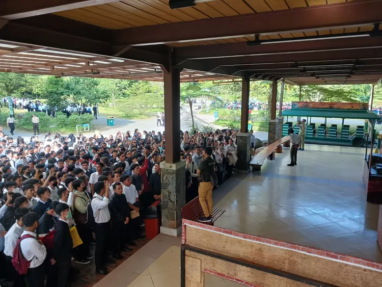 Antrean pelamar di Taman Safari Bogor
