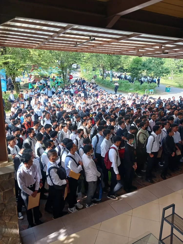 Antrean pelamar di Taman Safari Bogor