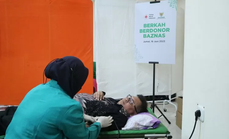 Salah seorang Amil Baznas mengikuti  donor  darah di lantai 2 Kantor Baznas, Jumat (16/6/2023).