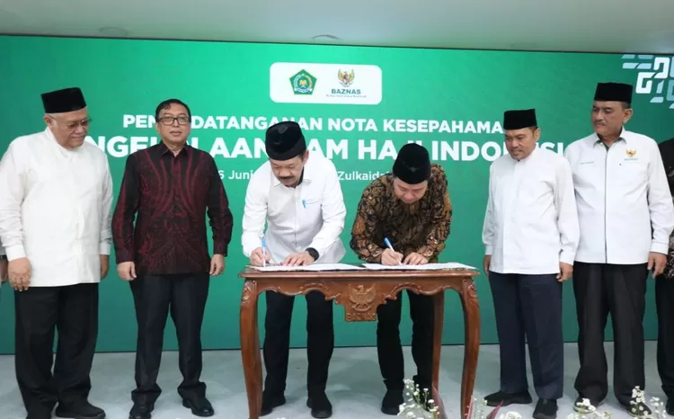 Penandatanganan MoU antara Baznas dan Dirtjen PHU Kemenag tentang  Ikthiar pengelolaan  Dam  Petugas  haji Indonesia.