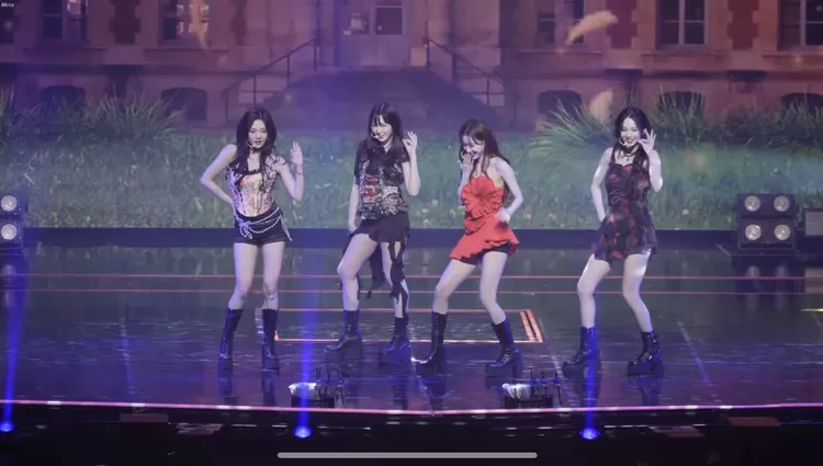 Winter aespa saat menahan tawanya ketika tampil di Lotte Duty Free Family Concert