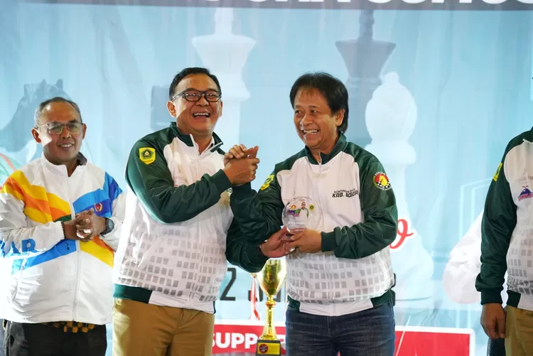 Plt Bupati Bogor Iwan Setiawan saat memberikan penghargaan kepada keluarga atlet catur sebagai bentuk apresiasi.