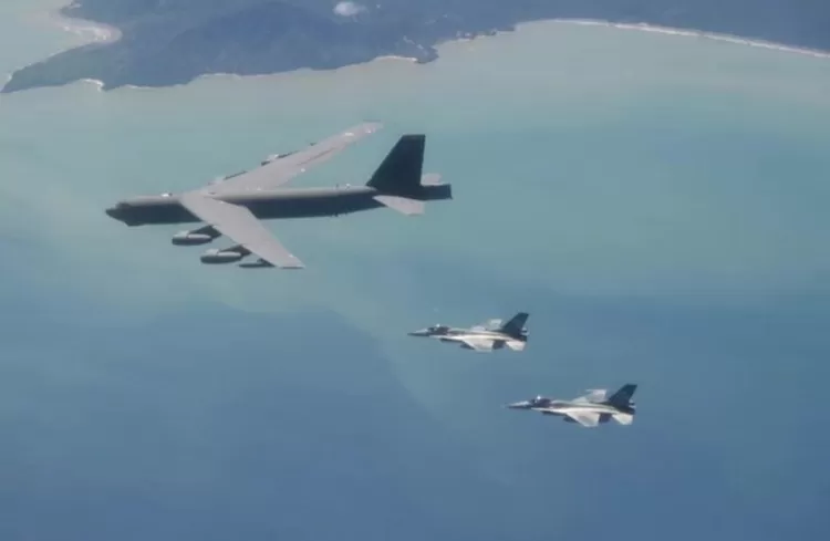 Ini Penampakan F-16 TNI AU Kawal Pesawat Pembom B-52 Stratofortress ...