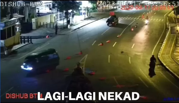 Angkot Bogor viral menerobos traffic cone.