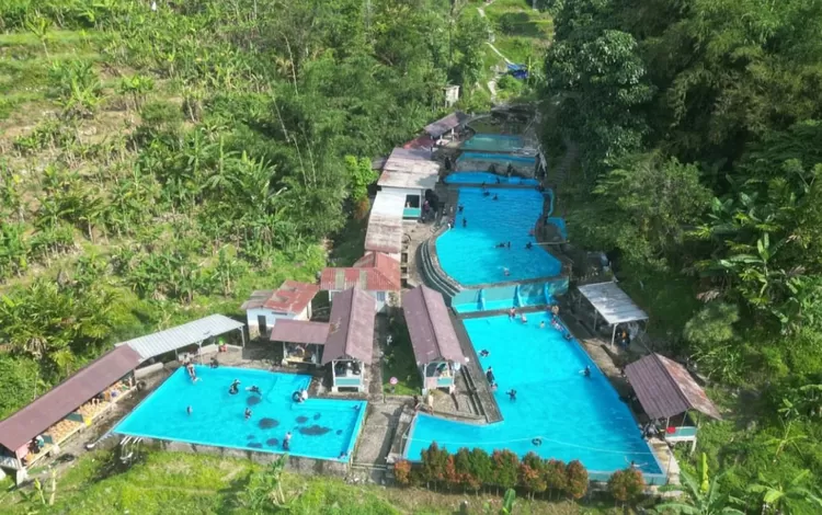 Kolam Renang Batu Aseupan. The Jungle Waterpark. Wisata kolam renang di Bogor.