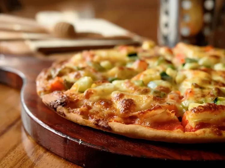 Pizza kayu bakar di Kedai Kita. Rekomendasi resto dan cafe di dekat Taman Kencana.