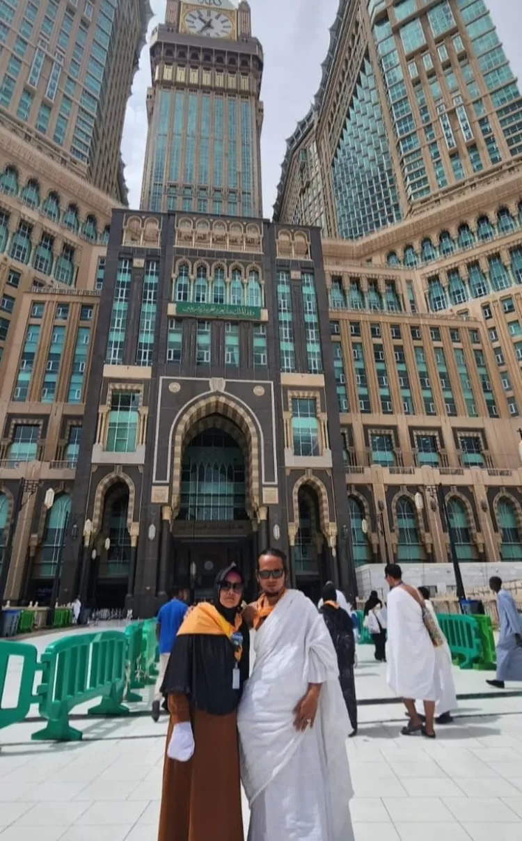 Kang Was bersama Ibunda tercinta di depan  Plaza Zazam Mekkah.