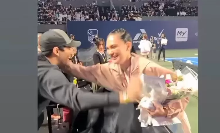 Maxime Bouttier memberi bunga untuk Luna Maya.