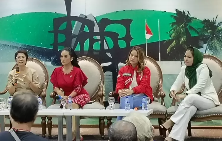 Camellia Panduwinata ( paling kanan) saat tampil pada  dialog  dialekita  di  DPR RI, Selasa (27/6/2023).