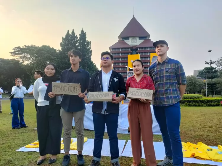 INSERT : Ketua BEM UI Melki Sedek Huang bersama BEM Fakultas menunjukan tentang biaya mahal pendidikan UI.