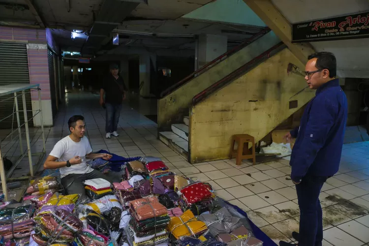 Wali Kota Bogor, Bima Arya berdialog dengan pedagang yang membereskan barang di Plaza Bogor.