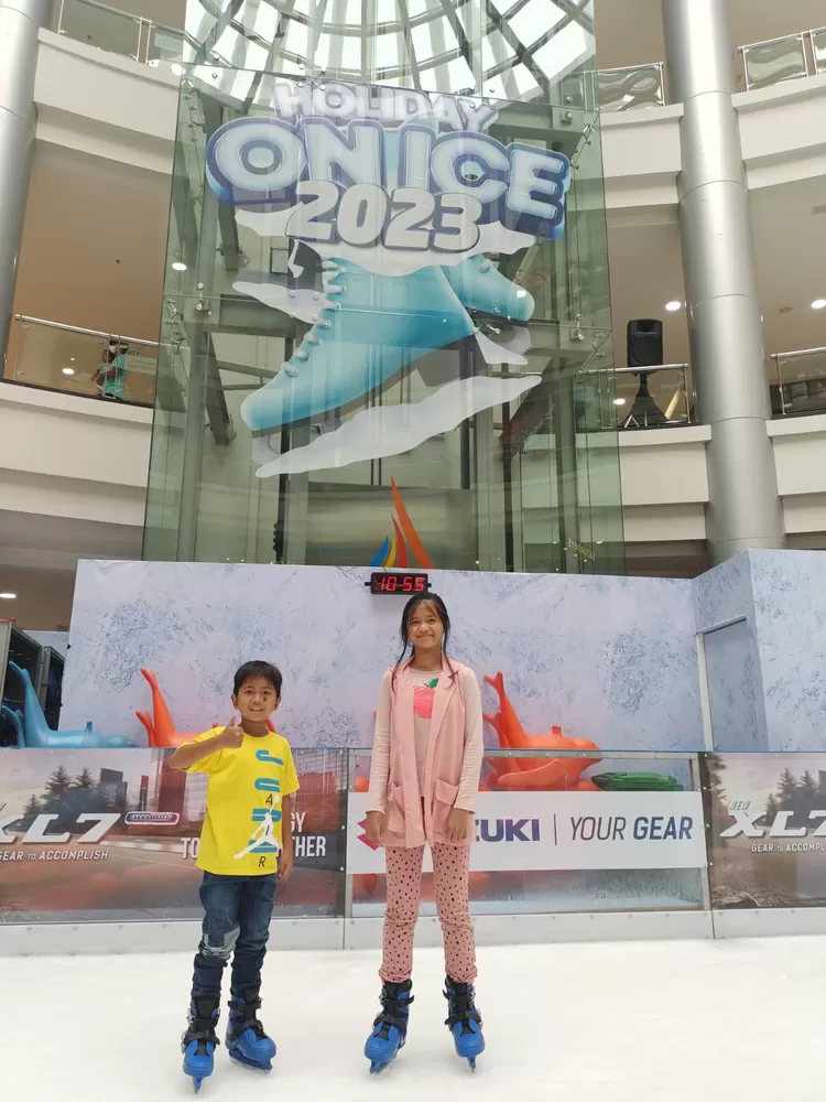 HOI2023 : Suasana ketika pengunjung menikmati Holiday On Ice 2023 yang berlangsung di Margocity. MARGOCITYFORRADARDEPOK