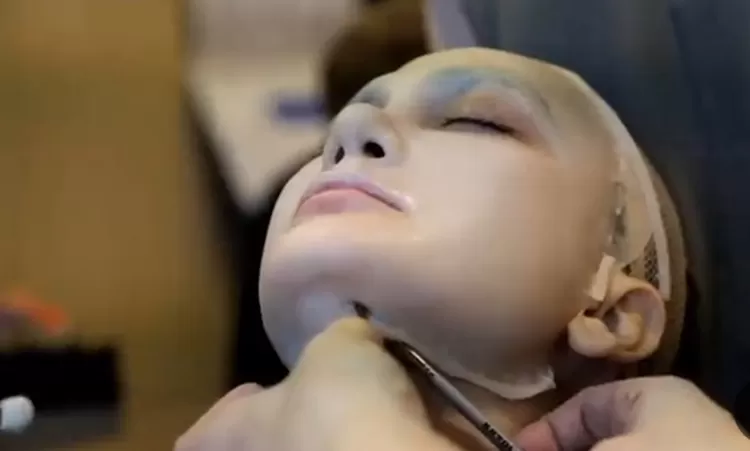 Proses make up wajah Luna Maya pada film Suzzanna Malam Jumat Kliwon