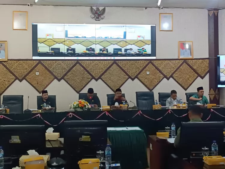 Suasana rapat paripurna penyampaian oleh Walikota Padang secara resmi Rancangan Kebijakan Umum Anggaran-Prioritas dan Plafon Anggaran Sementara (KUA-PPAS) Anggaran Pendapatan dan Belanja Daerah (APBD) Kota Padang Tahun Anggaran (TA) 2024 kepada DPRD Kota Padang