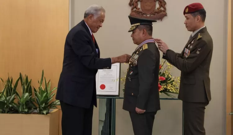 KSAD Jenderal Dudung Abdurachman menerima penghargaan militer kehormatan dari pemerintah Singapura. 