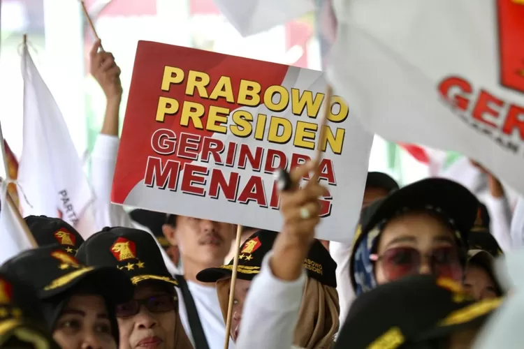 Kader hadiri Konsolidasi Gerindra Tangerang Raya Bawa Poster Prabowo Presiden dan Gerindra Menang - Foto: Henry Lukmanul Hakim