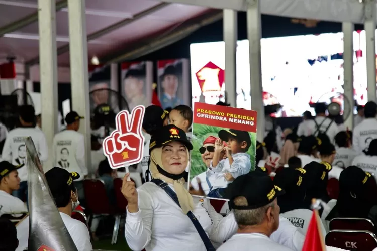 Kader hadiri Konsolidasi Gerindra Tangerang Raya Bawa Poster Prabowo Presiden dan Gerindra Menang - Foto: Henry Lukmanul Hakim