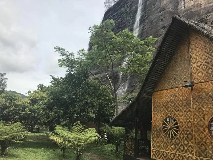 Villa Murah di Bukittinggi dengan Konsep Rumah Kayu Tradisional dengan View Air Terjun yang Menakjubkan