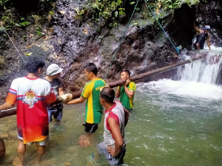 Satgas Yonarmed 1 Kostrad membantu masyarakat memperbaiki pipa saluran air bersih bertempat di Desa Negeri Lima, Kec. Leihitu, Kab. Maluku Tengah, Senin (10/07/2023). Foto: Satgas Yonarmed 1 Kostrad