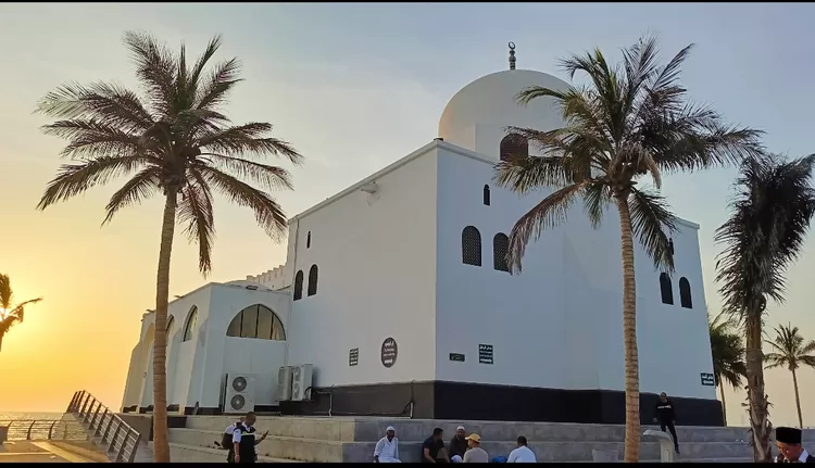 Masjid di bibir pantai Jeddah, kami sholat ashar di masjid indah ini.