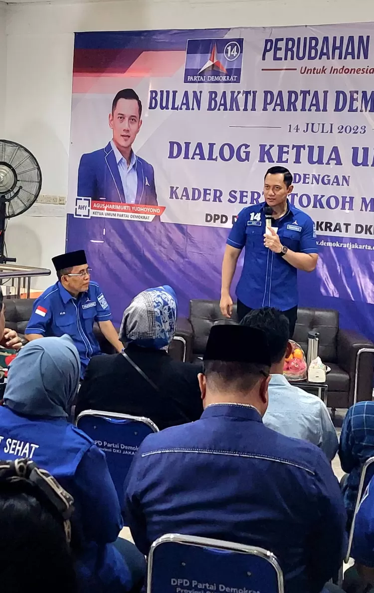 AHY  bersama Ketua DPD Partai Demokrat DKI Jakarta Mujiyono berdialog dengan  kader dan masyarakat  simpatisan di kantor  DPD  Mampang, Jaksel, Jumat (13/7/2023).