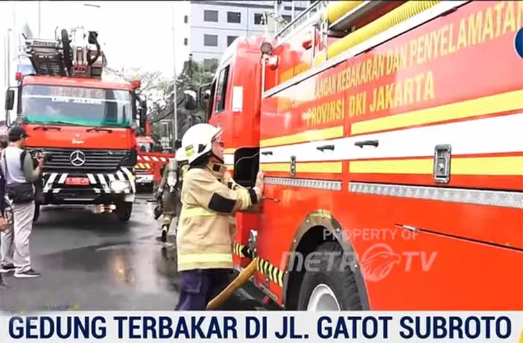 Detik-detik Pemadaman Api di Gedung K Ling Tower yang Terbakar di Jalan Gatot Subroto Jakarta