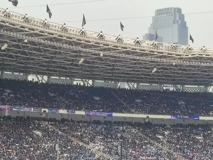 Kader dan simpatisan hadiri Apel Siaga Perubahan Partai NasDem di Stadion Utama Gelora Bung Karno di Stadion Utama Gelora Bung Karno, Minggu (16/7).