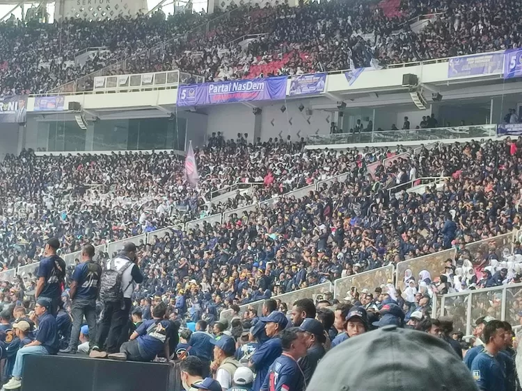 Ratusan ribu kader dan simpatisan hadiri Apel Siaga Perubahan Partai NasDem di Stadion Utama Gelora Bung Karno di Stadion Utama Gelora Bung Karno, Minggu (16/7).