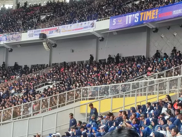 Kader dan simpatisan hadiri Apel Siaga Perubahan Partai NasDem di Stadion Utama Gelora Bung Karno di Stadion Utama Gelora Bung Karno, Minggu (16/7).