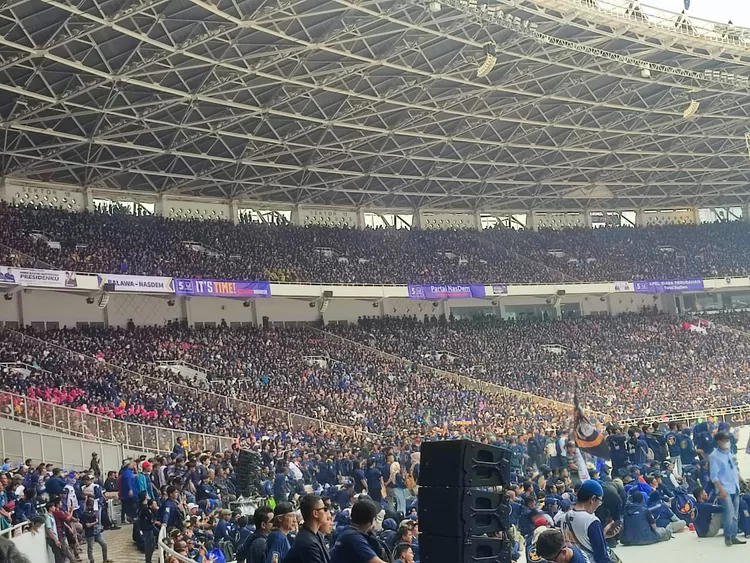 Kader dan simpatisan hadiri Apel Siaga Perubahan Partai NasDem di Stadion Utama Gelora Bung Karno di Stadion Utama Gelora Bung Karno, Minggu (16/7).