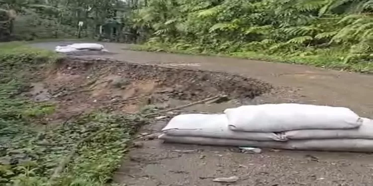 Jalan provinsi di Nias Barat hampir putus akibat longsor mendesak perbaikan