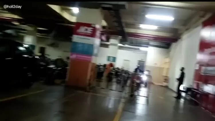 Parkiran di mall Grand Paragon Gajah Mada Jakarta