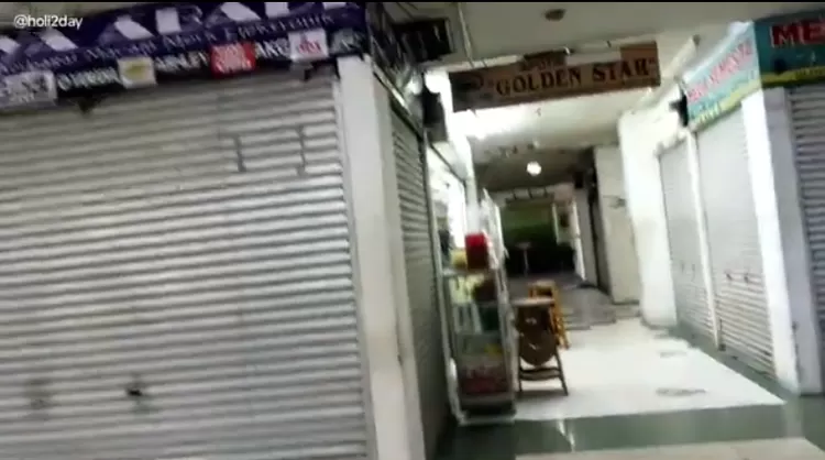 Banyak juga deretan kios atau toko yang tutup di Pasar Glodok City Jakarta
