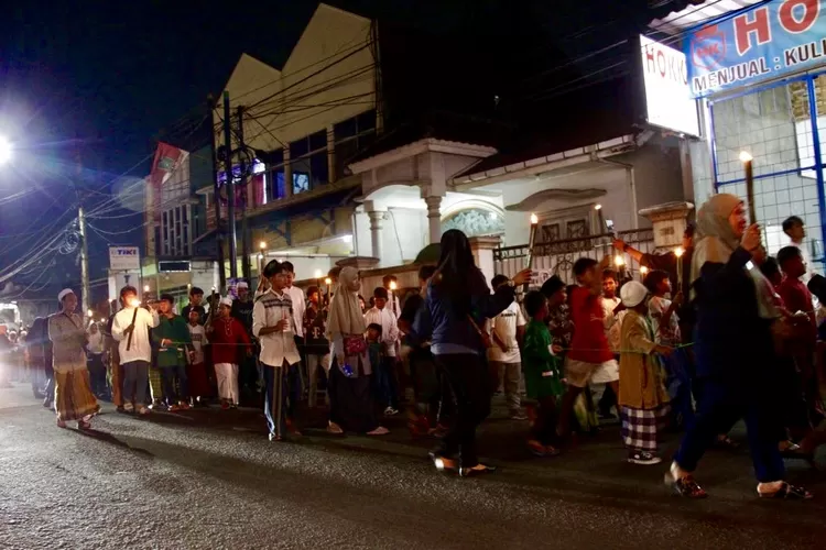 Warga Karang Taruna Unit RW 017 Cibodasari, Kota Tangerang mengikuti pawai obor menyambut Tahun Baru islam 1 Muharram - Foto: Henry Lukmanul Hakim