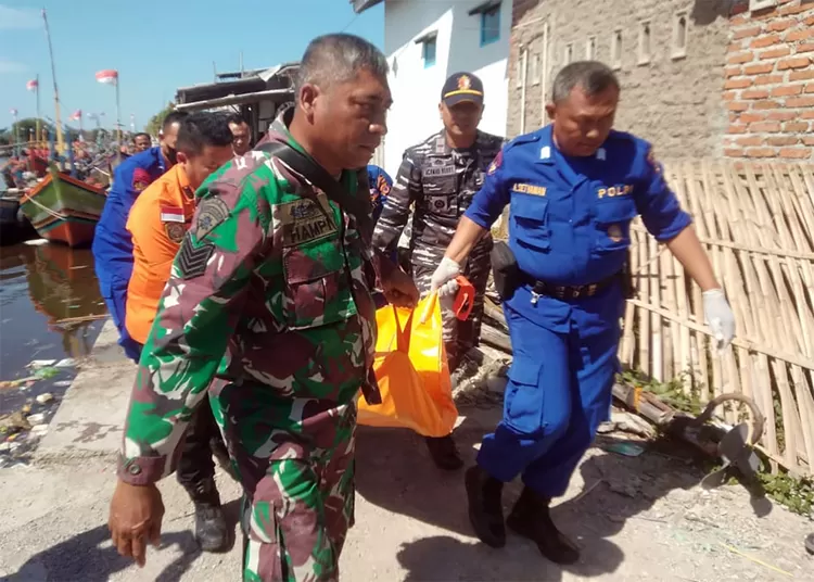Tim SAR gabungan mengevakuasi jasad Haris, ABK asal Depok korban tenggelam kapal Bunga Jaya di perairan Cirebon.